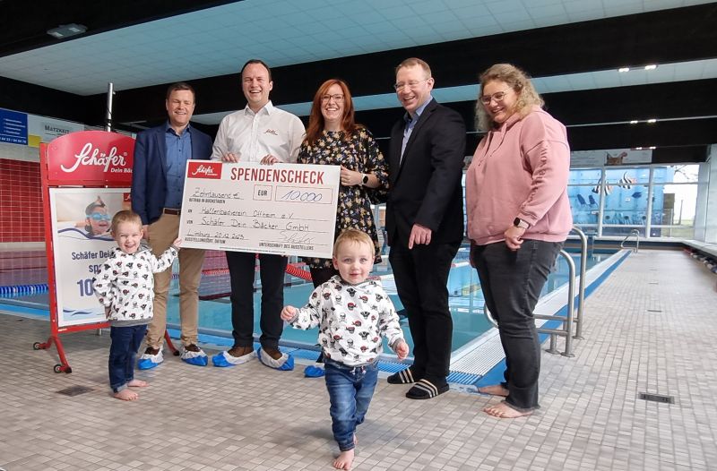 Spendenübergabe 2023 für das Hallenbad Offheim 10.000 € Spendenscheck für das Hallenbad Offheim, überreicht im Schwimmbad.