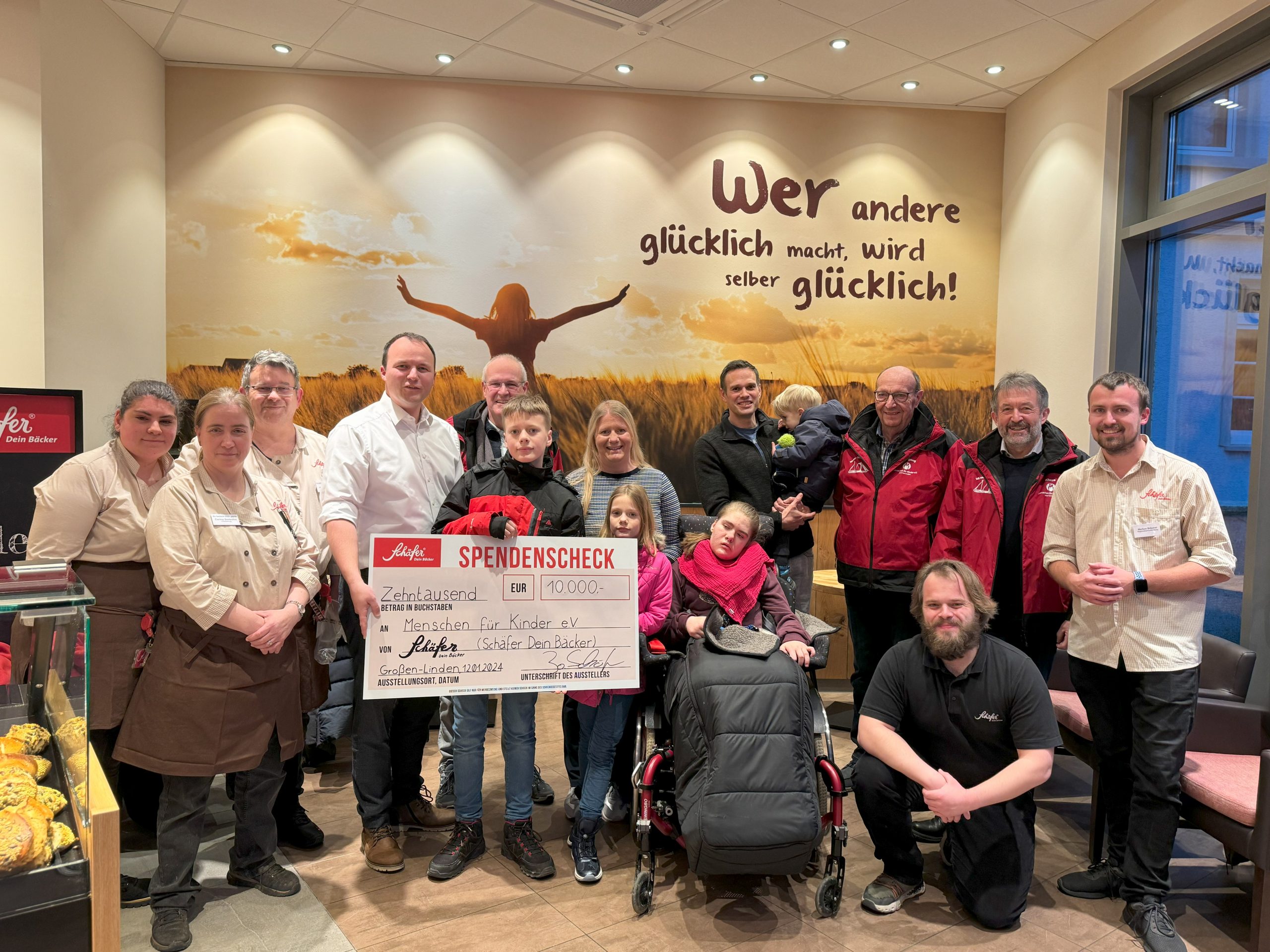 Spendenübergabe 2024 für Salome – 10.000 € von Schäfer Dein Bäcker 10.000 € Spendenscheck an Menschen für Kinder e.V. für Salome.