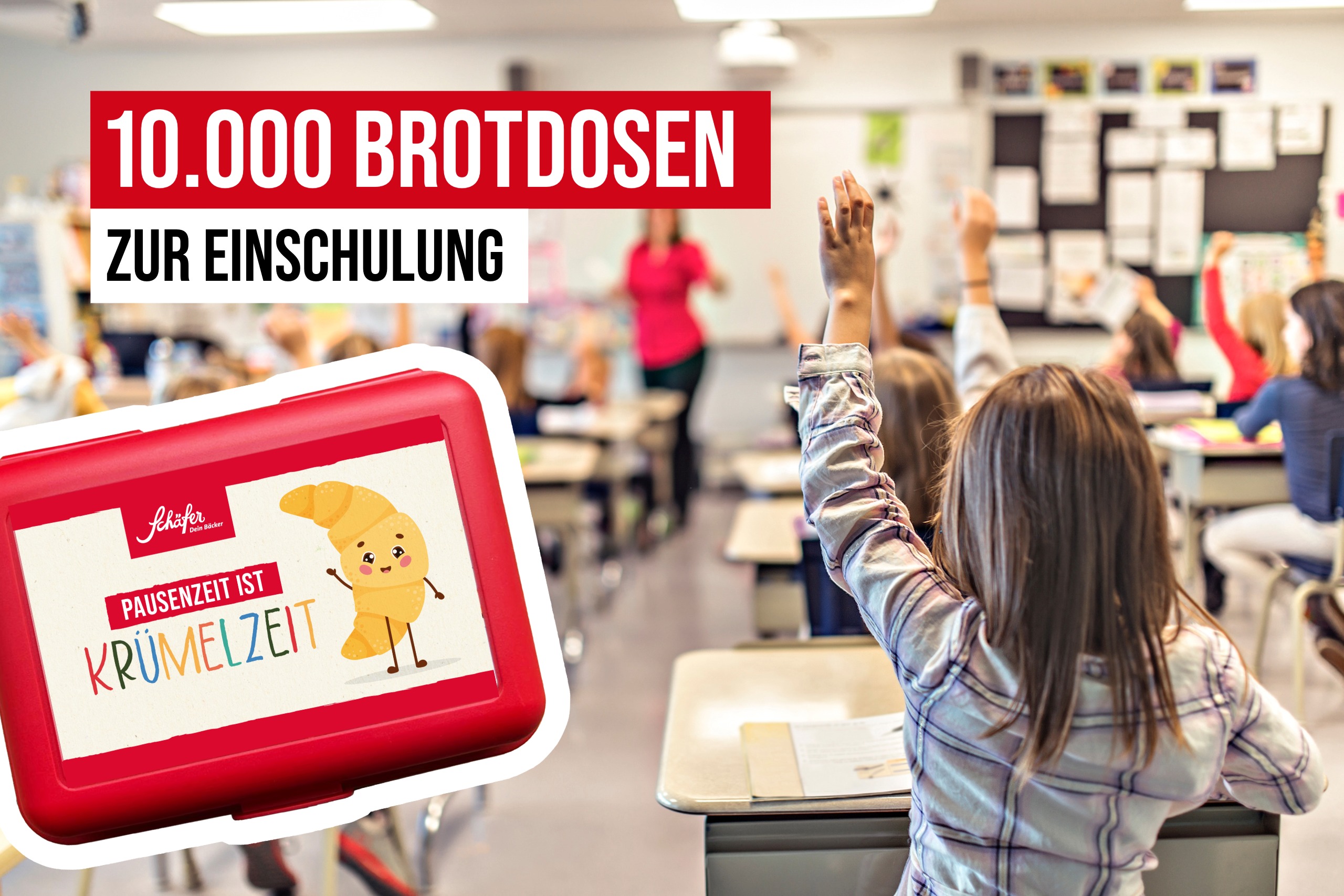 10.000 Brotdosen zur Einschulung – Aktion Schulkinder im Klassenzimmer heben die Hände; im Vordergrund eine rote Brotdose mit dem Aufdruck „Pausenzeit ist Krümelzeit“ und der Einblendung „10.000 Brotdosen zur Einschulung“.